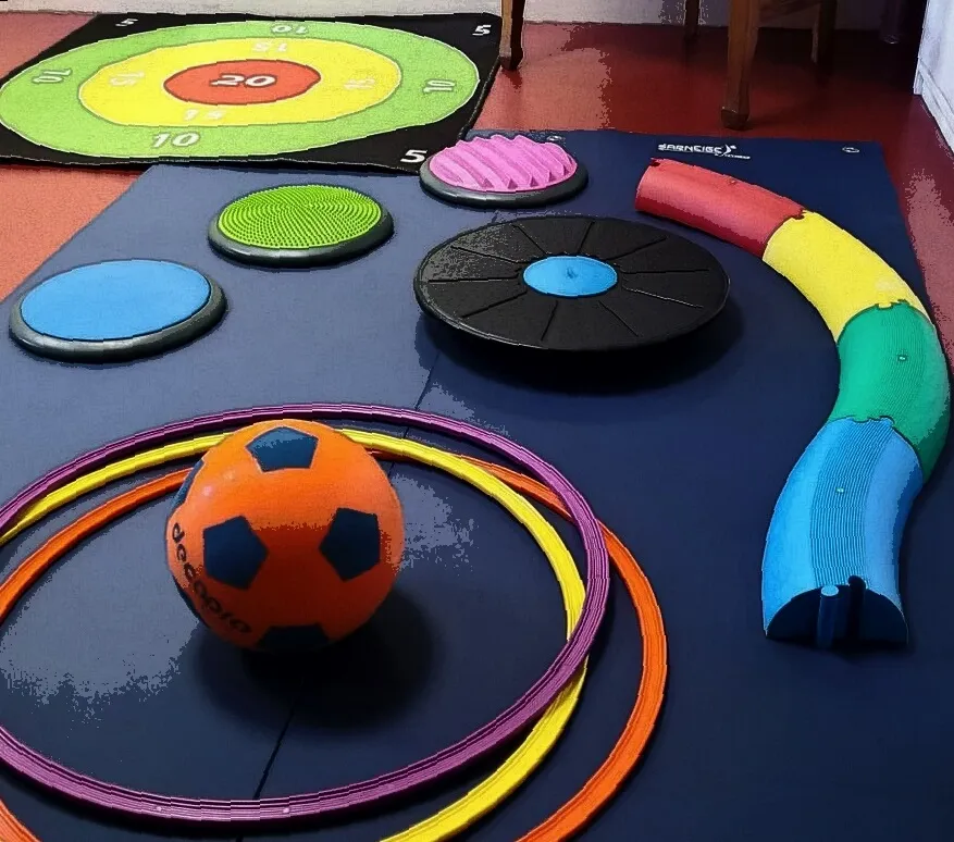 Matériel de psychomotricité et ballon au sol